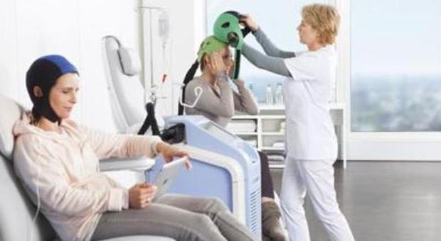 Chemio, arriva il 'caschetto salva chioma': serve a non far cadere i capelli durante la terapia