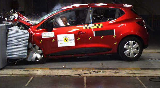 La nuova Renault Clio 4 durante il test di impatto effettuato da EuroNcap