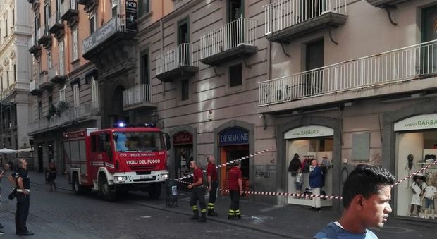 Napoli, cadono cornicioni e frontalini: vigili del fuoco in via Toledo