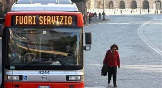 Roma, Atac: stop alle telefonate degli autisti durante il servizio anche se con l'auricolare