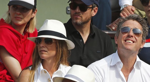 Hugh Grant e Anna, prima uscita da marito e moglie: entrambi in bianco a Roland Garros