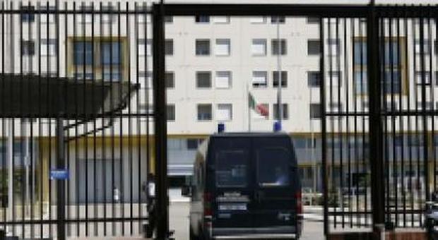 Pestaggi nel carcere, protesta della Polizia penitenziaria: «Solidali con i colleghi indagati, calpestato il nostro onore»