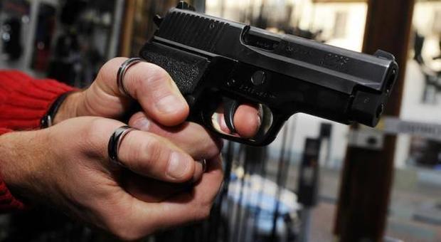 Napoli: armati di pistola rapinano una donna, la polizia arresta uno dei banditi