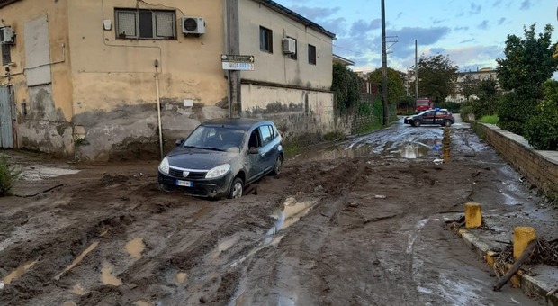 Maltempo a Napoli, il fango sommerge Marano: danni ingenti, ruspe in azione