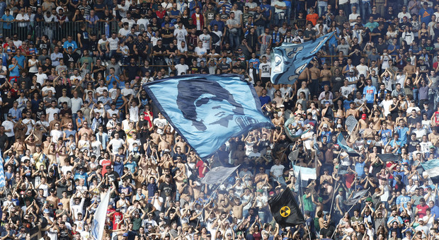 I tifosi allestiscono un maxischermo per assistere a Juventus-Napoli
