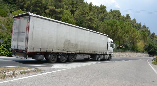 Migrante aggrappato sotto il camion per arrivare in Italia, investito: è gravissimo