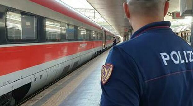 Napoli, stazione e treni al setaccio della polizia: multe e 3 arresti