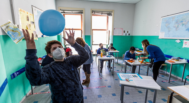Giornata mondiale dell’autismo, la scuola Tito Livio si tinge di blu: «Più attenzione»