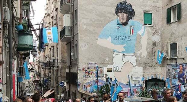 Napoli, Quartieri Spagnoli: l'«invasione» dei turisti al murale di Maradona