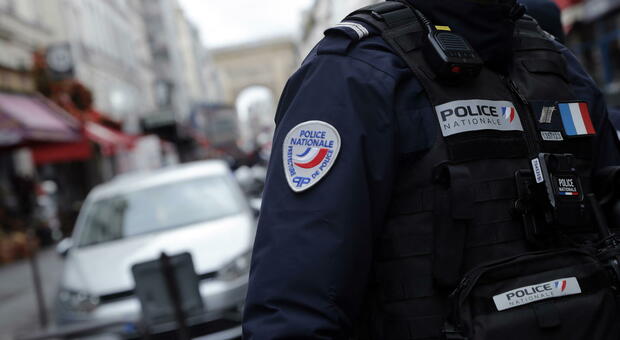 Parigi, 69enne spara in un centro culturale curdo. «Tre morti». L'arrestato assaltò dei migranti con una sciabola