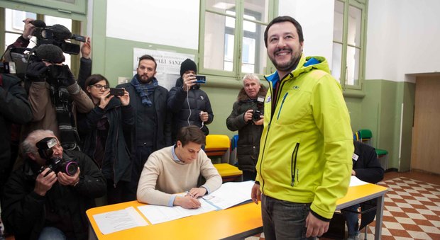 Salvini non fa mistero del suo voto davanti al seggio elettorale