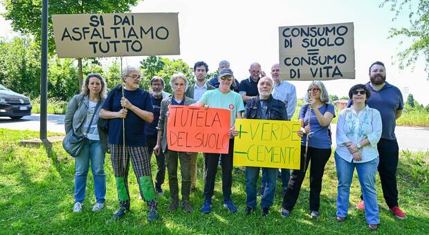 La protesta contro la cementificazione prevista dal piano di lottizzazione "Sant'Antonino 1"