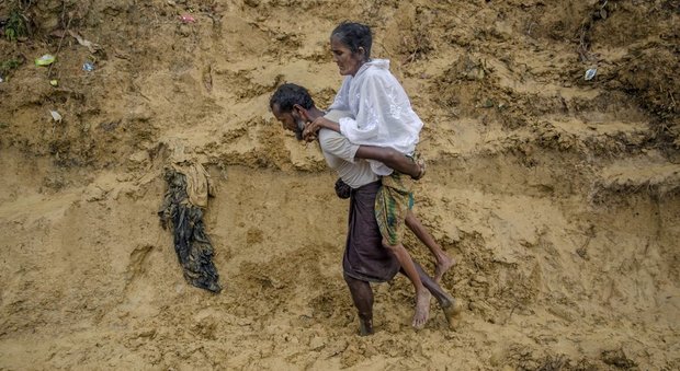 Birmania, l'esercito: «Scoperta una fossa comune con 28 corpi, anche bambini»