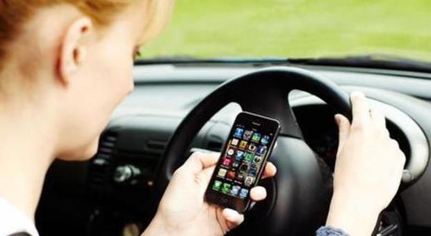 Apple, brevettata l'app che blocca l'uso di sms per chi guida: la vettura sarà un centralino