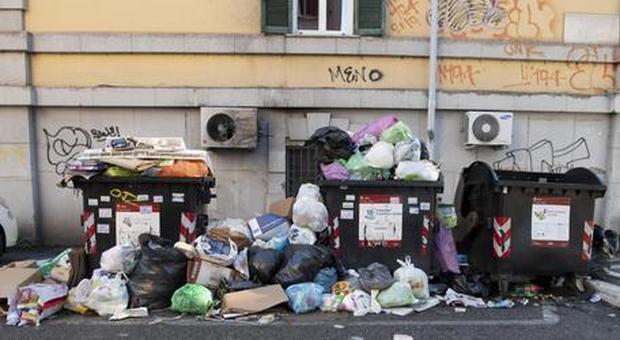 Roma, la protesta dei presidi: «Troppi rifiuti e topi in strada, lunedì non riapriamo le scuole». Scoppia la bufera politica