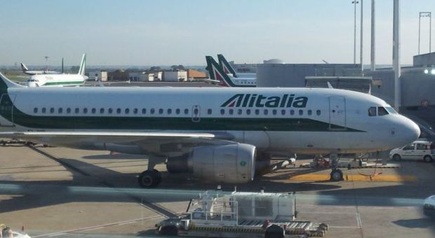 Alitalia, slitta a domani l'incontro Governo-sindacati