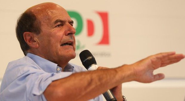 Bersani attacca il premier: «Non siamo noi la vecchia guardia, ma Berlusconi. Renzi ci rispetti di più»