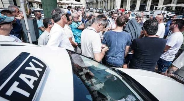 Torino, tassisti in piazza per protesta: auto introvabili a causa dello sciopero a sorpresa