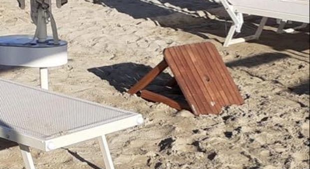 Senigallia, i bagnini ostaggio di ragazzini ubriachi e vandali: «Esposto per le spiagge chiuse a mezzanotte»