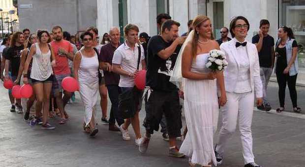 Campania, il «Gay marriage» davanti alla basilica: «Chi si ama ha il diritto di sposarsi»