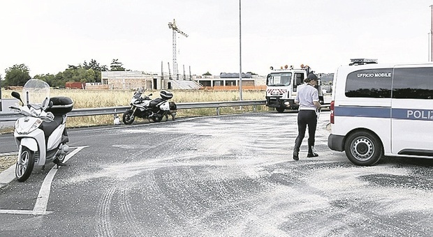 Il camion perde liquido antigelo: tre motociclisti a terra ed un'auto finisce fuori strada