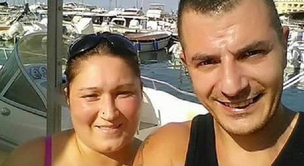 Ucciso da moglie e figli a Giffoni, il video: lui le getta liquido in faccia, lei prende bastone e coltello