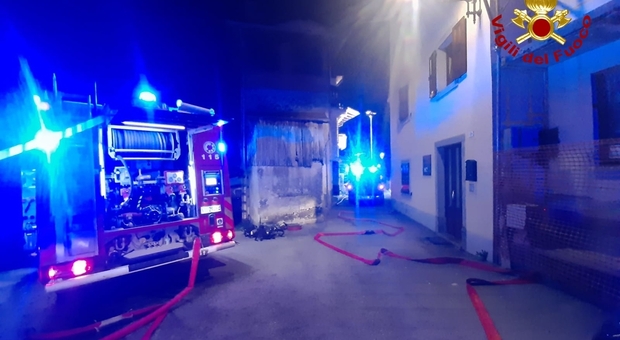 Cercivento, casa a fuoco nella notte: tre persone intossicate dal fumo Foto