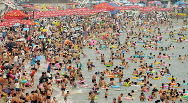 Cina, caldo record e spiagge sovraffollate: i cinesi prendono d'assalto il mare