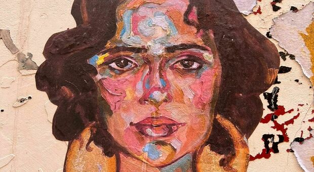 Napoli, “Cassandra Parla” l’artista di strada per i diritti delle donne