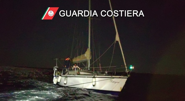 Salento, la barca a vela si incaglia: salvataggio della guardia costiera