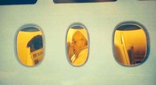 Bergoglio legge il Messaggero sull'aereo che lo riporta a Roma - Foto