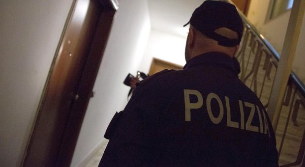 Roma, poliziotto si spara in casa con la pistola di ordinanza: trovato in camera da letto