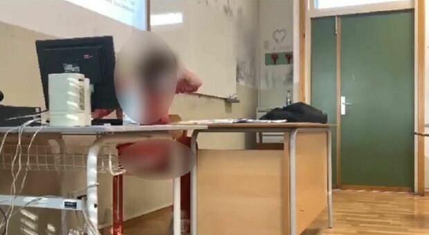 Un frame del video diffuso su whatsapp dopo gli spari in classe alla prof di scienze dell'itis Viola