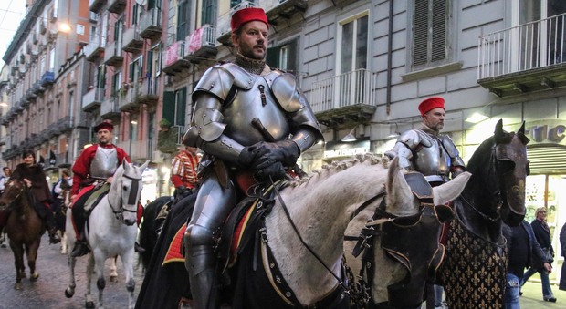 Napoli torna ai tempi degli aragonesi: sfilata storica stupisce tutti | Guarda