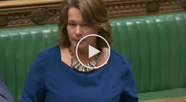 La deputata inglese commuove il Parlamento: “Violentata a 14 anni, ma ho vinto io”