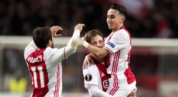 Malore in campo, paura per un giocatore dell'Ajax: condizioni stabili ma serie