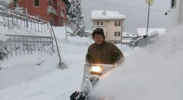 Rosalia ripulisce le strade dalla neve a 90 anni, la foto fa il giro del web