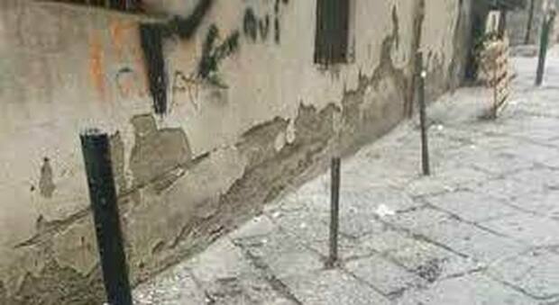 Napoli, 156 paletti abusivi rimossi da polizia e vigili urbani ai Quartieri spagnoli