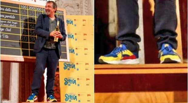 Emanuele Trevi ritira il premio Strega con le scarpe della Lidl e scatta l'ironia social: «Hanno vinto le calzature»