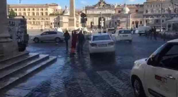 Roma, lava il taxi a piazza del Popolo: 100 euro di multa al netturbino Ama