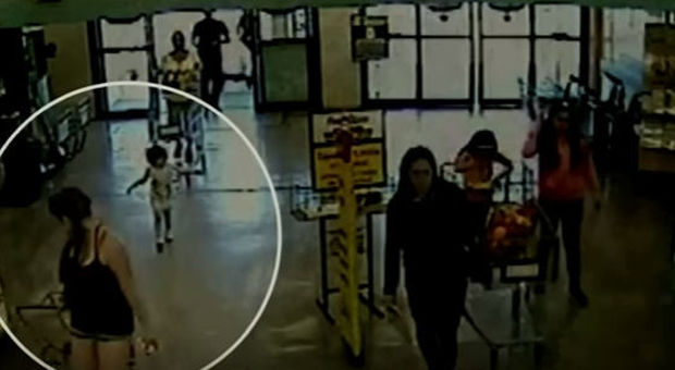 Abbandona la figlia di 4 anni in un supermercato, mamma incastrata dalle telecamere