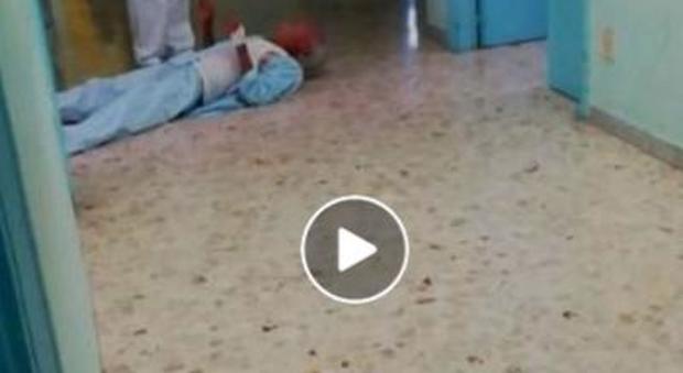 "Operatemi!", anziano con il femore rotto striscia in ospedale per protesta