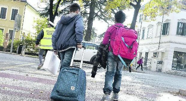 Studenti costretti ad andare a scuola con zaini pesanti anche 10 kg: «Passate agli ebook»