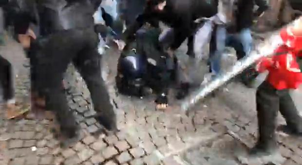 Scontri a Piacenza, due arresti per il pestaggio al Carabinieri. Minniti: "Nulla a che fare con l'antifascismo"