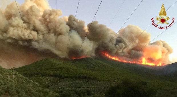 Inferno nel Pisano, l'incendio sul Monte Serra riprende forza