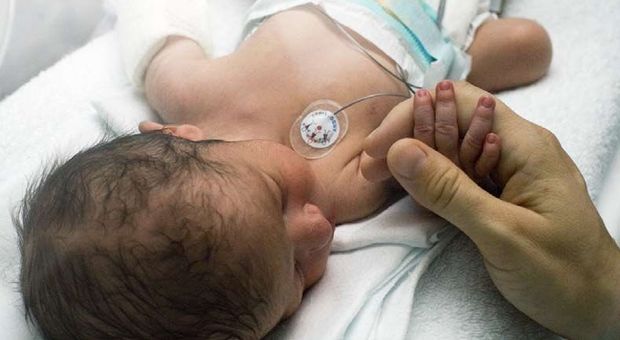 Neonato abbandonato, i soccorritori: «Ci ha stretto il dito, voleva vivere»