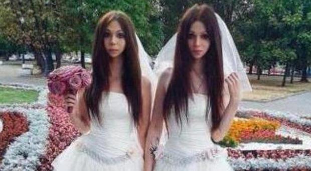 Sembrano gemelle, ma sono una coppia etero: al matrimonio vanno vestiti uguali