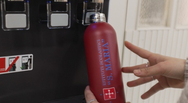 Dispenser d'acqua e borracce in alluminio per fermare il consumo di plastica