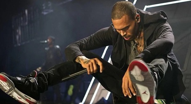 Chris Brown, l'ex di Rihanna arrestato per violenza sessuale, ma lui si difende: «Quella sta mentendo»