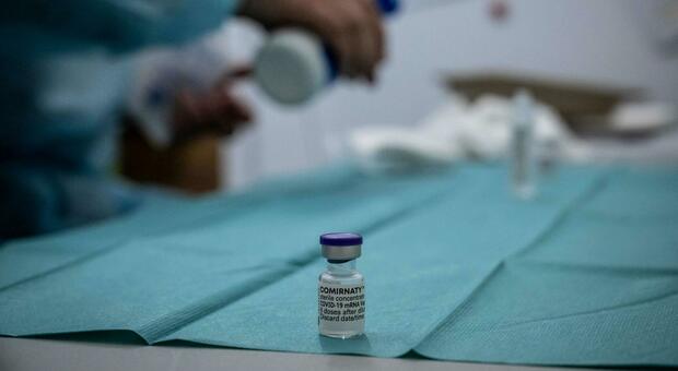 Vaccini, l'allarme del Lazio: «Se non arrivano le dosi entro 24 ore sospendiamo tutto»